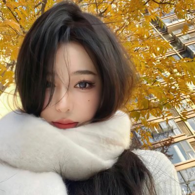 坐在酒吧里吃蛋糕